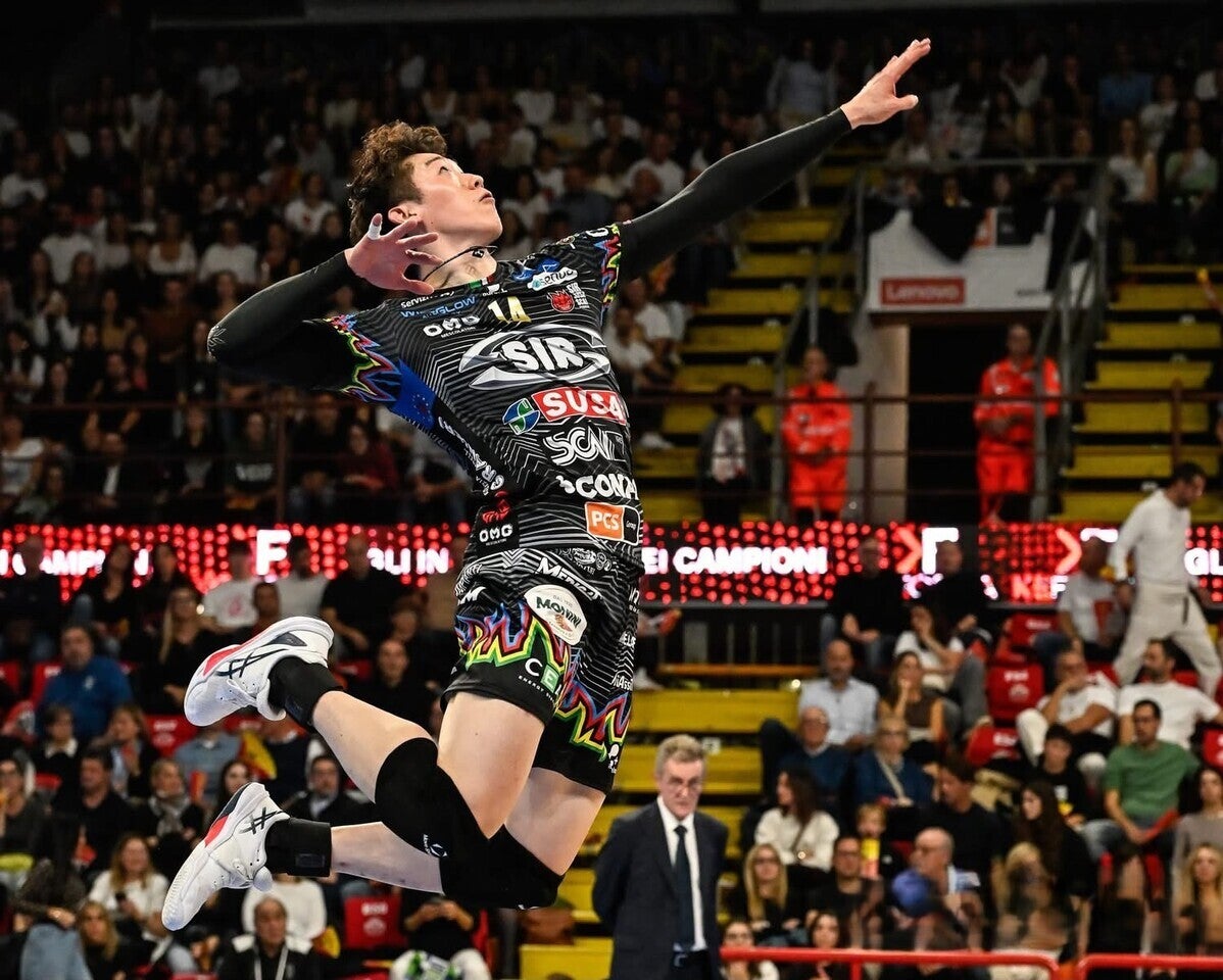 スパイクを決める石川。画像提供:Maurizio Lollini