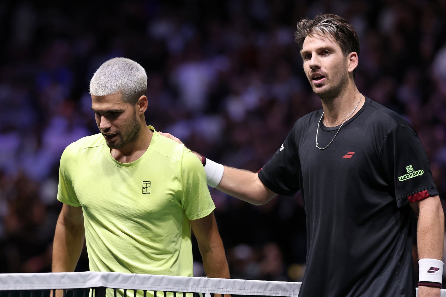 パリ・マスターズ2回戦、世界1位のアルカラス(左)は31位のノーリー(右)に逆転負けを喫した。(C)Getty Images