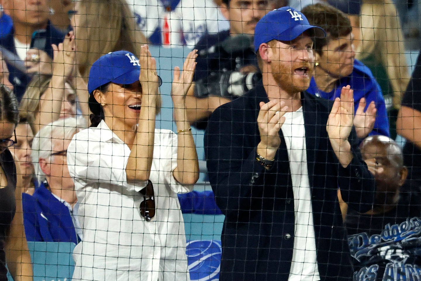 ドジャー・スタジアムの最前列で観戦したメーガン妃とヘンリー王子夫妻の姿が話題になっている。(C)Getty Images