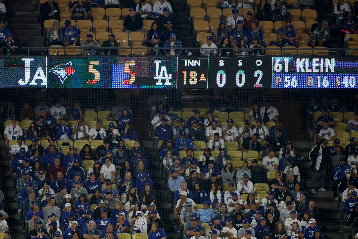 延長18回まで行なわれたWS第3戦後のドジャースタジアムの様子が話題だ。(C)Getty Images