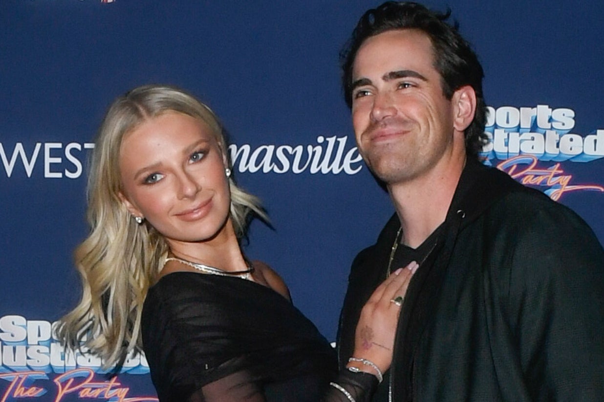 第４戦の勝利投手シェーン・ビーバー（右）の美人妻カーラさん（左）の観戦ショットが話題だ。（C）Getty Images