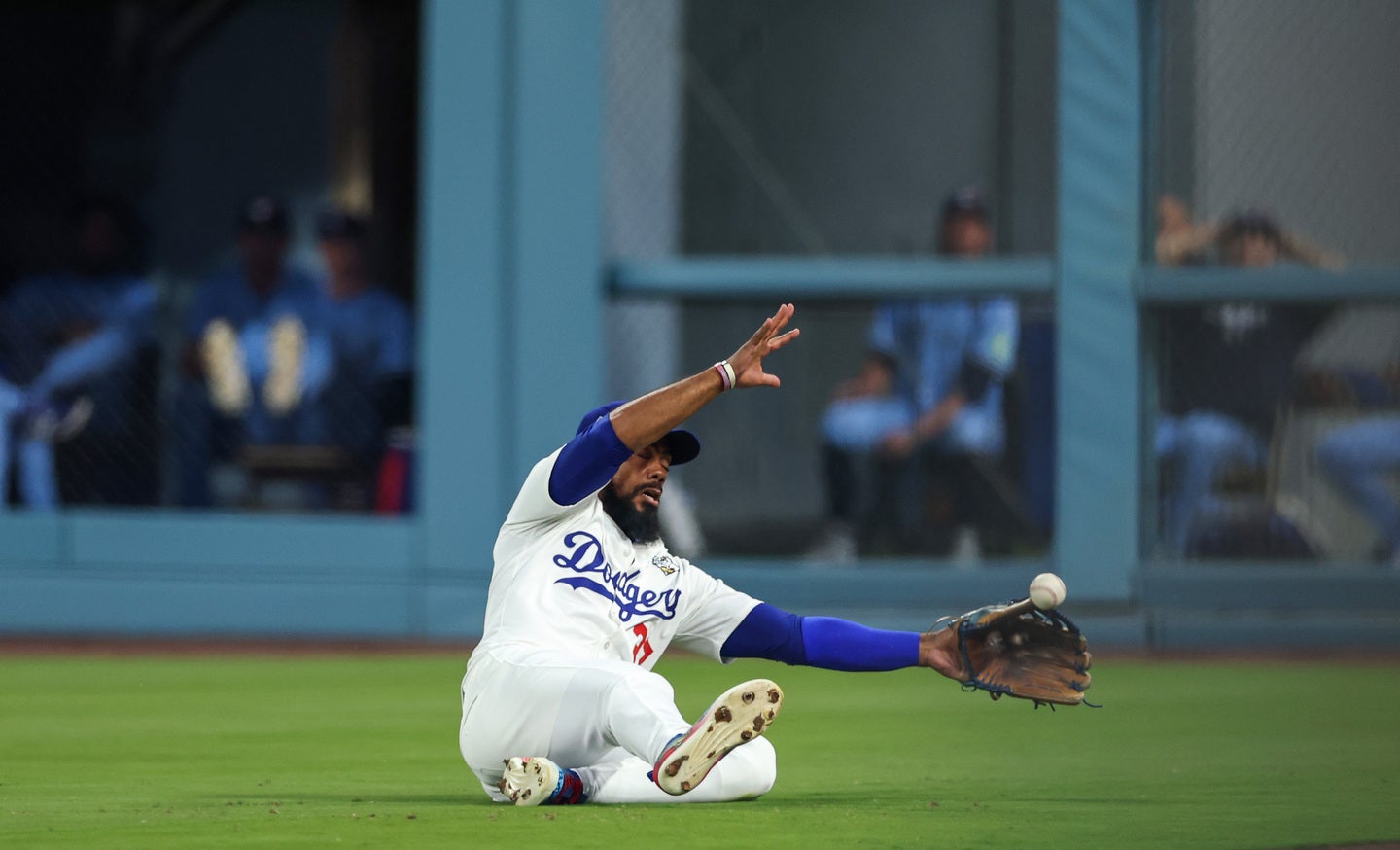 ヘルナンデスは４回、果敢にスライディングで捕球しようとしたがボールは後方に転々としてしまう。(C)Getty Images