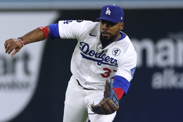 ４回の守備で打球を後逸し、三塁打にしてしまったT・ヘルナンデス。(C)Getty Images