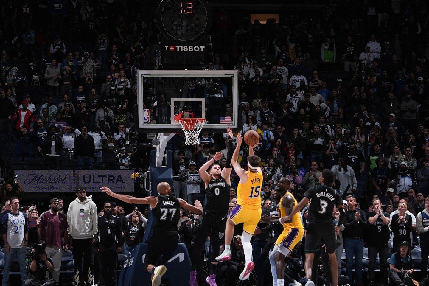 １点を追うラストポゼッション、リーブスが値千金のショットを決め、レイカーズが勝利を収めた。(C)Getty Images