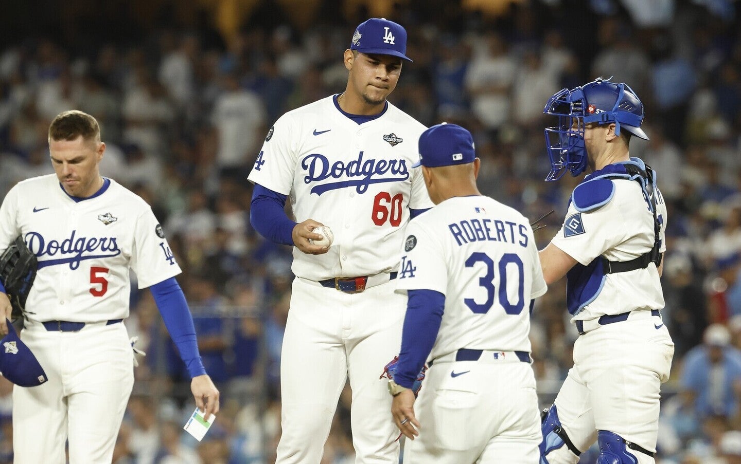 ヘンリケスは１死も奪えず１安打２四球。ロバーツ監督（手前）は降板を告げた。(C)Getty Images