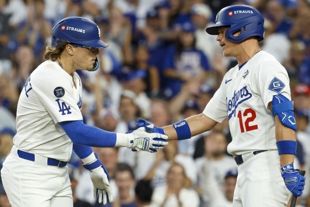 コール（右）は、ソロ本塁打を放ったE・ヘルナンデス（左）に続けなかった。(C)Getty Images