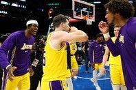 劇的弾を決めたリーブスを中心にできた歓喜の輪の中で、ある選手に起きた悲劇とは？(C)Getty Images