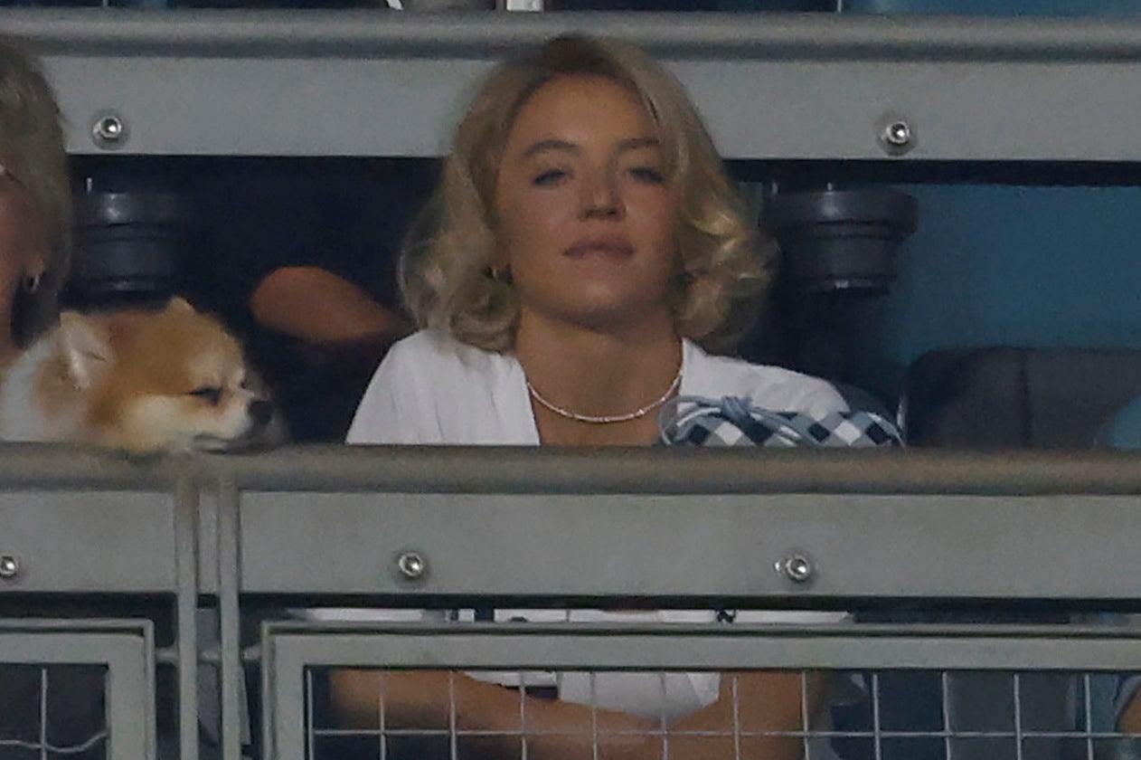 ドジャース対ブルージェイズ戦を観戦した女優のスウィーニー。(C)Getty Images