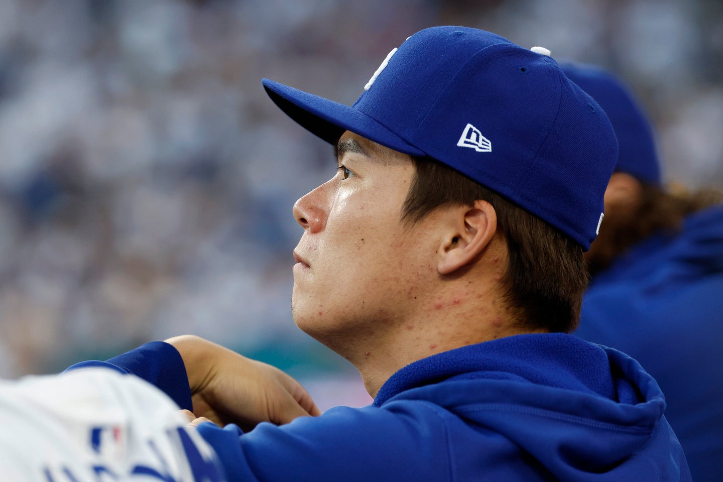 山本は試合前に球団OBと記念撮影に収まった。(C) Getty Images