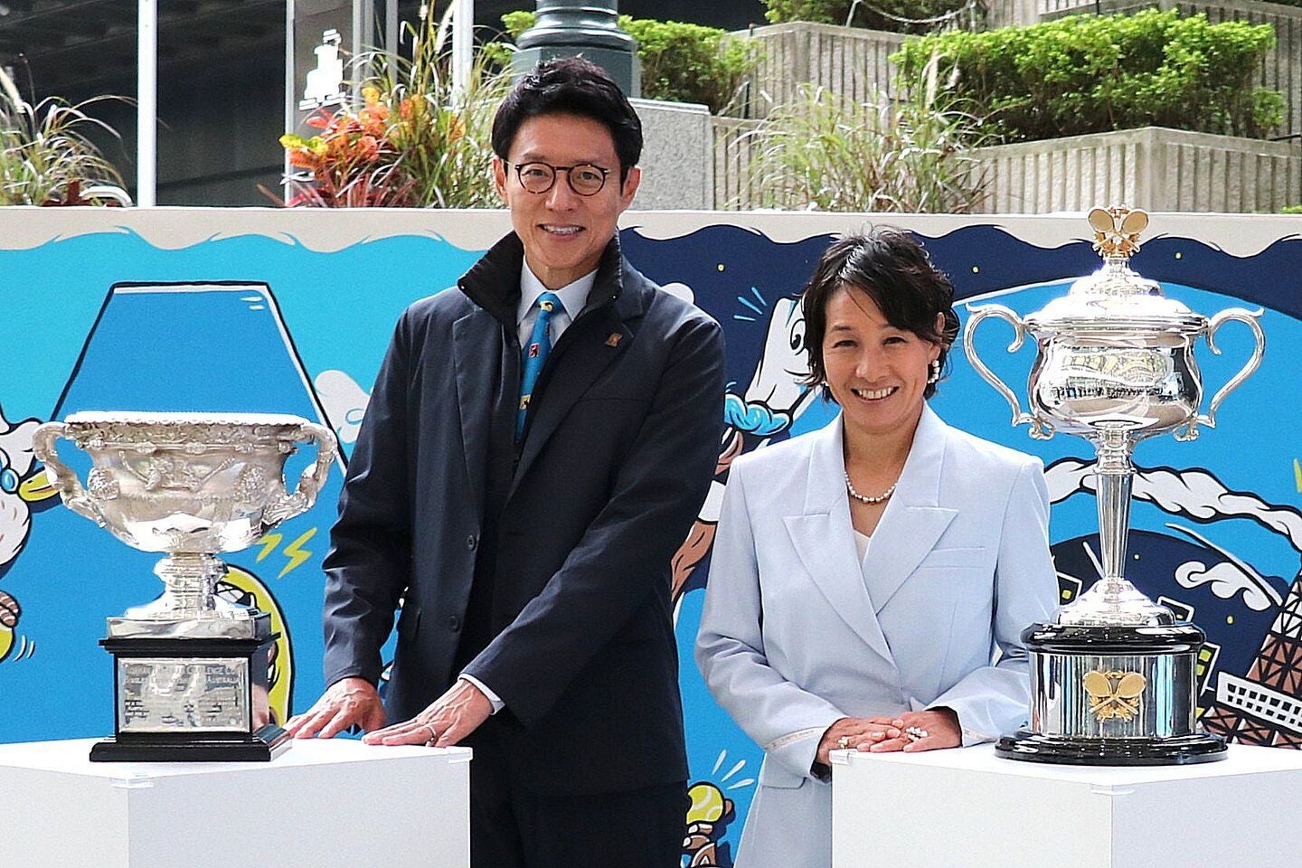 全豪オープンの熱気を一足先に体感する「AO Japan Launch」オープニングイベントに松岡修造氏と伊達公子氏が登壇して優勝トロフィーを前に大会の魅力を語った。写真：スマッシュ編集部