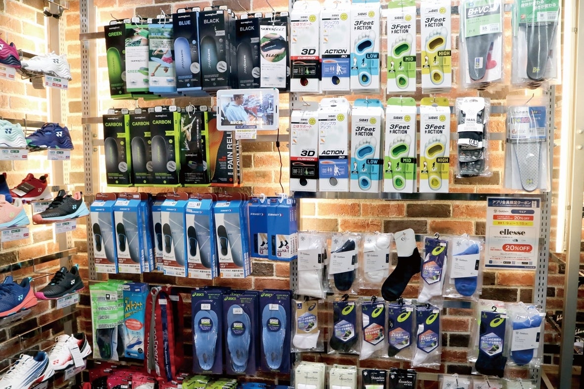 単店舗で日本最大のシューズ売り場を持つウインザー渋谷店のシューズコーナー横には、多くのインナーソール製品が並ぶ。写真提供：松尾高司