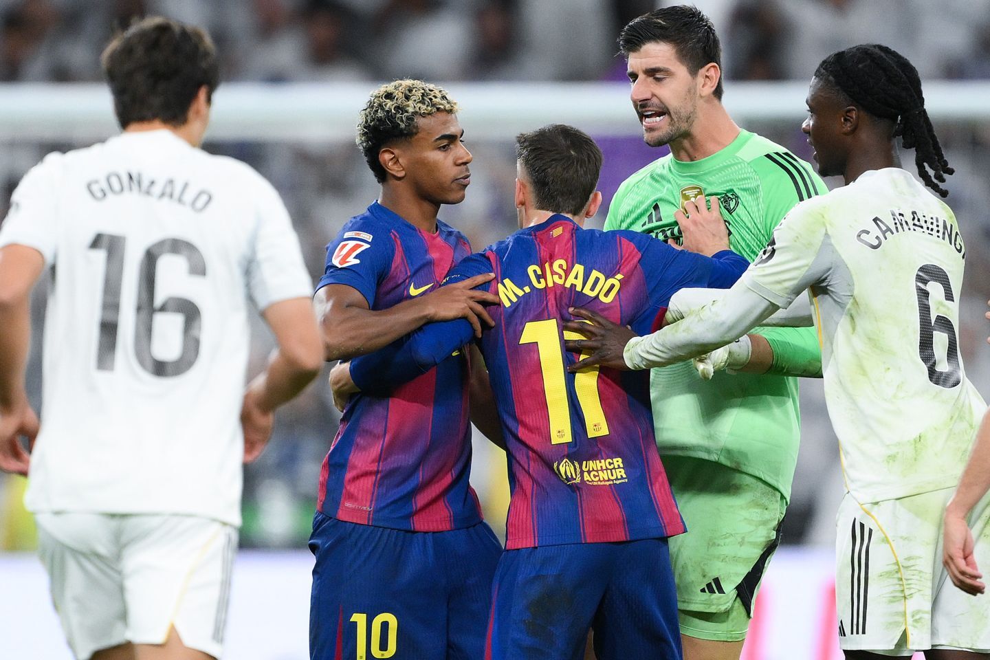 試合前の発言からマドリーの選手たちとの諍いが起きたヤマル。周囲の大人たちへも批判の矢が飛んでいる。(C) Getty Images