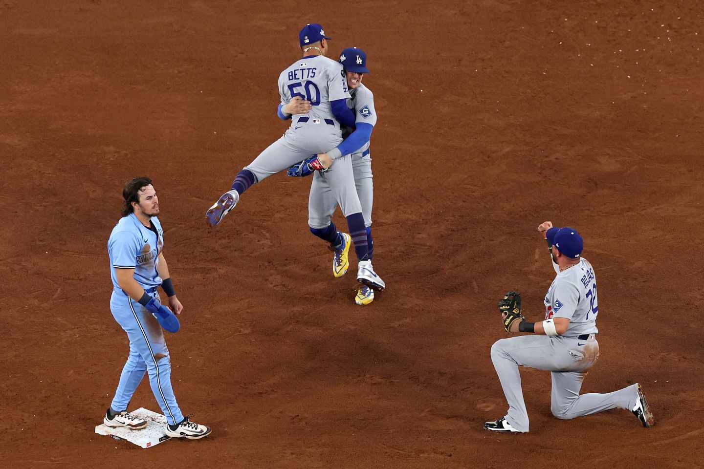 最後はキケ・ヘルナンデスの好守でドジャースが併殺を奪いゲームセット。シリーズは最終戦に持ち込まれた。(C) Getty Images