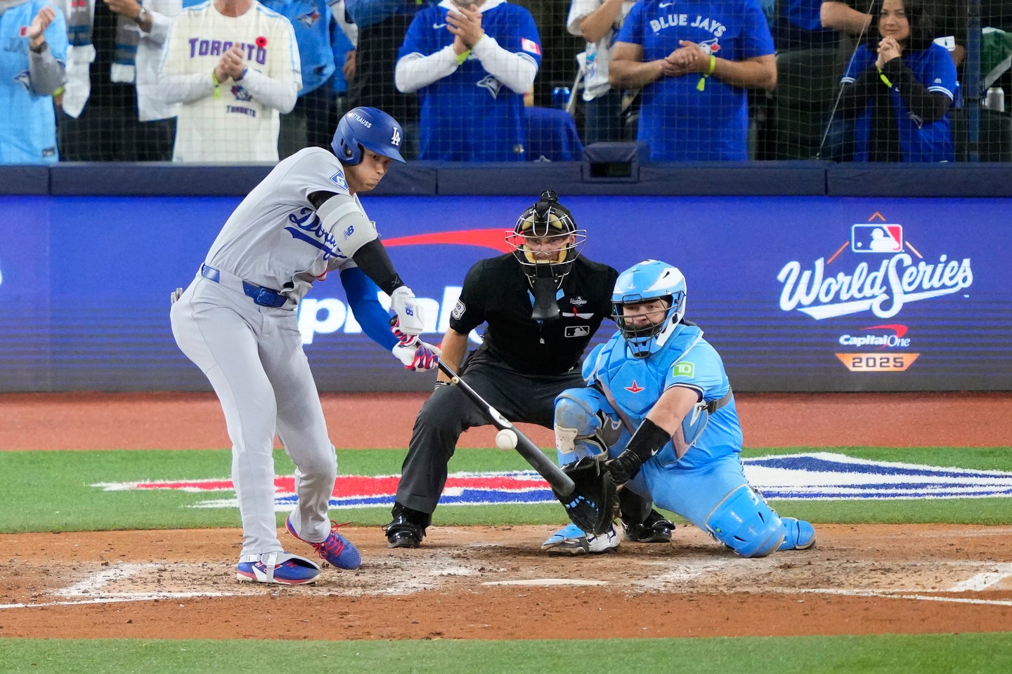大谷は８回にバットが泳ぎながらも強烈パワーで二塁打を放った。(C)Getty Images