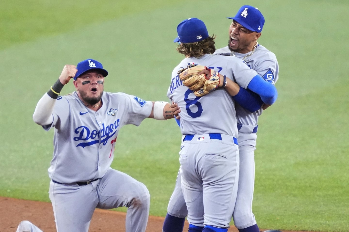 ９回裏、好送球で二塁走者を併殺に仕留めたキケ・ヘルナンデス（８番）と、難しいバウンドを好捕した二塁手のロハス（左）。(C)Getty Images