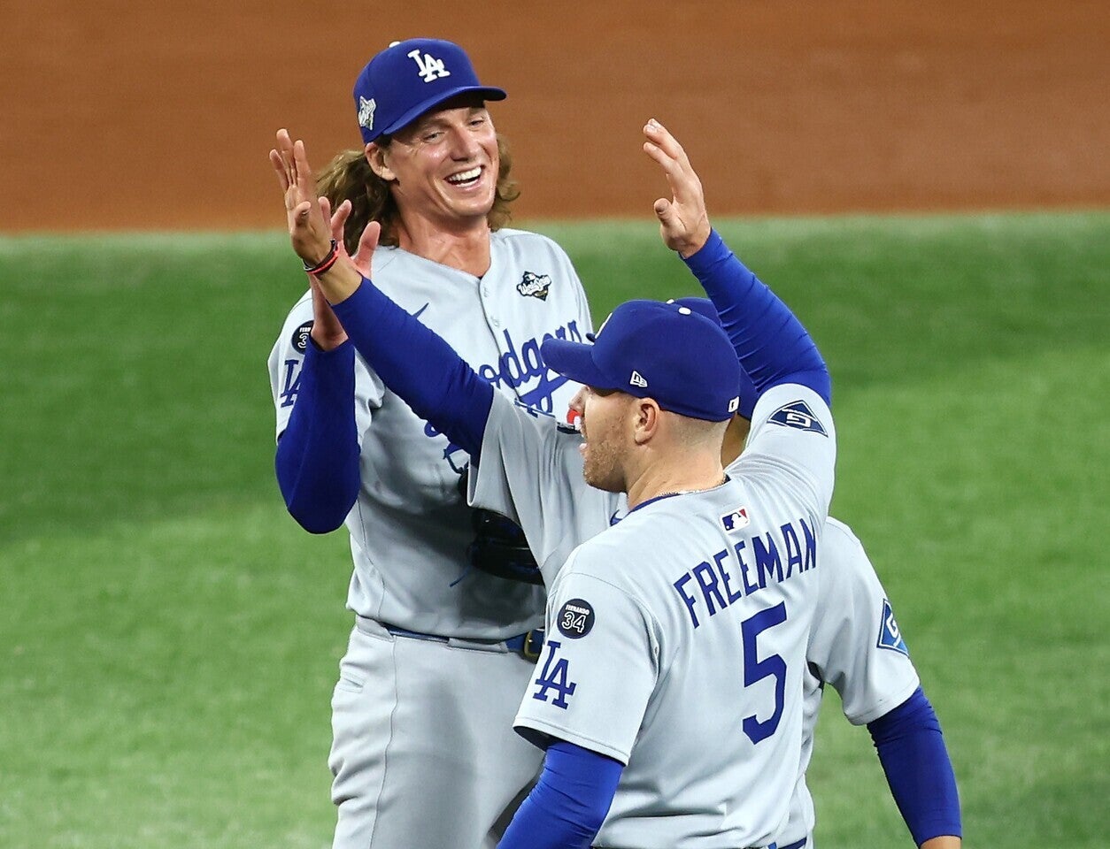 ９回途中から登板したグラスノー（中央）。３球で打ち取りセーブを挙げた。(C)Getty Images