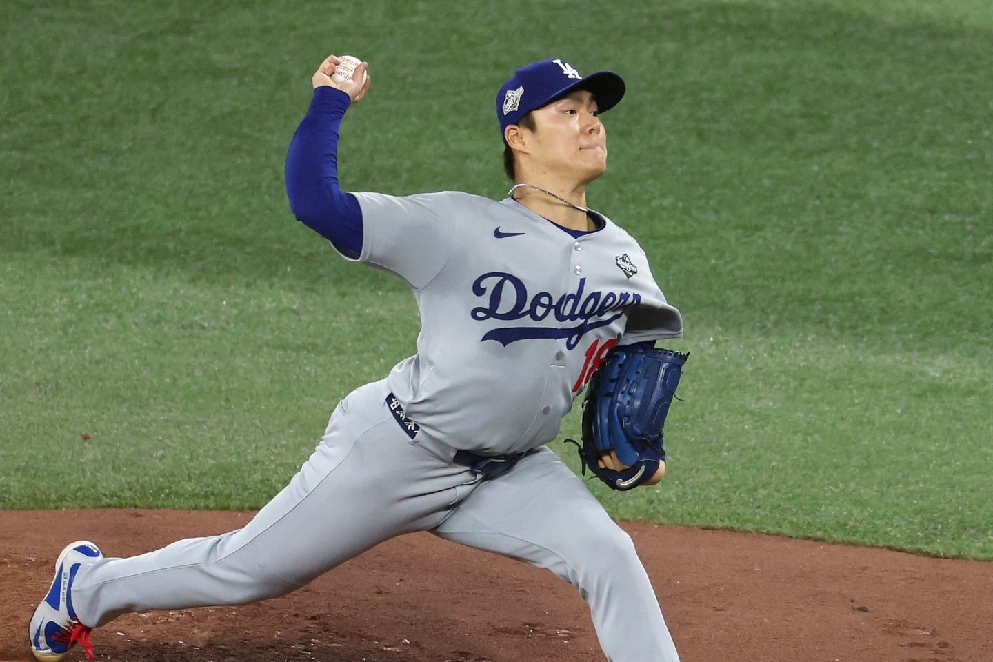 ワールドシリーズ第６戦、６回１失点で勝利投手となった山本。今ポストシーズン４勝目と大活躍した。(C)Getty Images