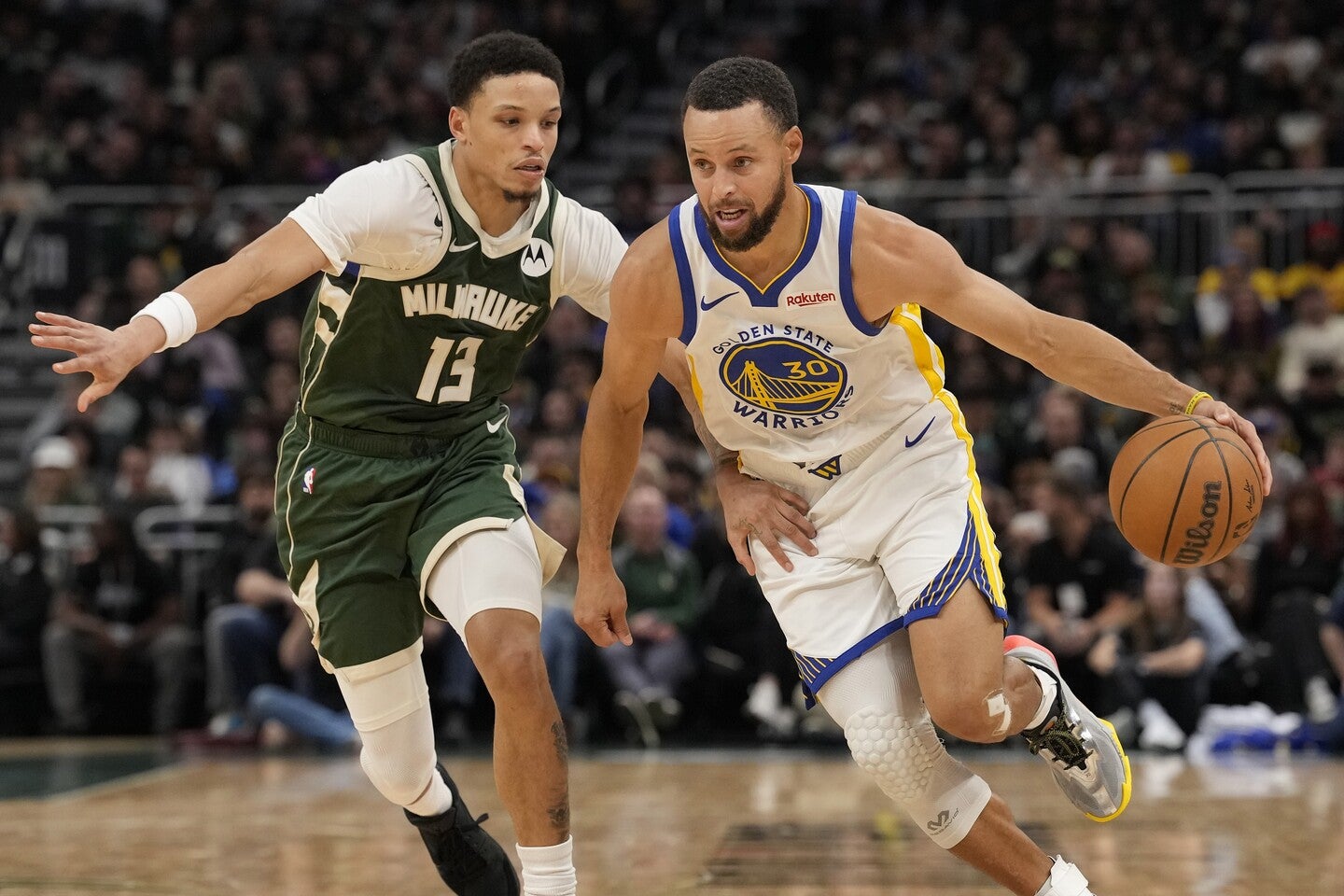 ヤニス不在のバックス戦、ウォリアーズは伏兵ロリンズ（左）に活躍を許しまさかの敗北を喫した。(C)Getty Images