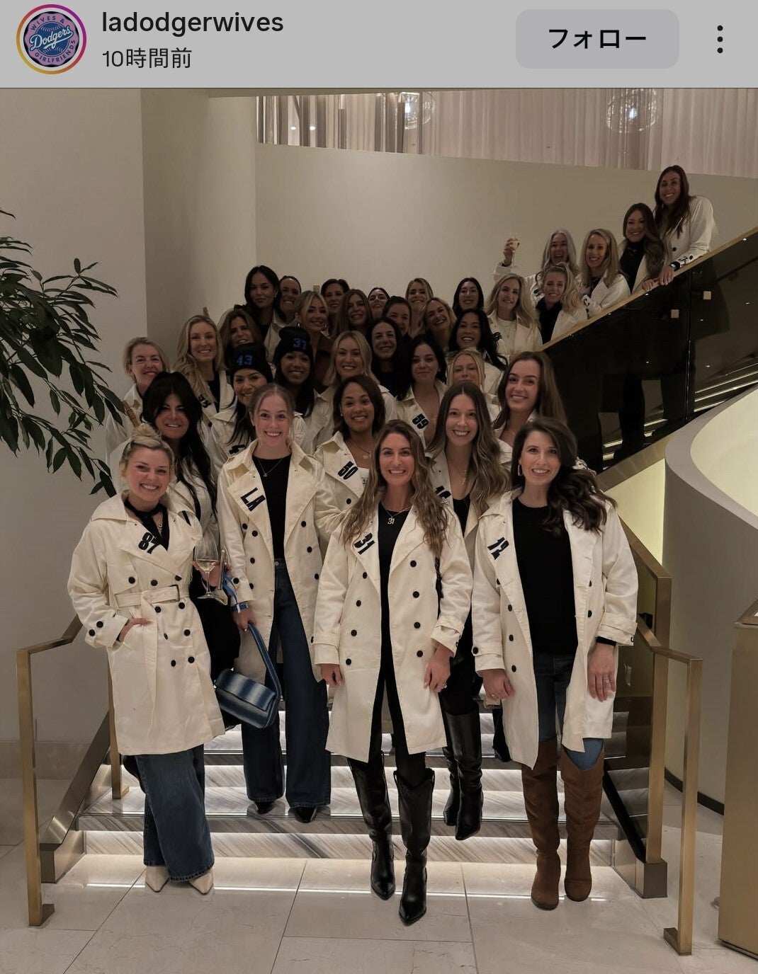 恒例の集合写真をアップしたドジャースの奥さま会。煌びやかな白コートで統一した。画像：ドジャース「奥さま会」公式インスタグラムのスクリーンショット