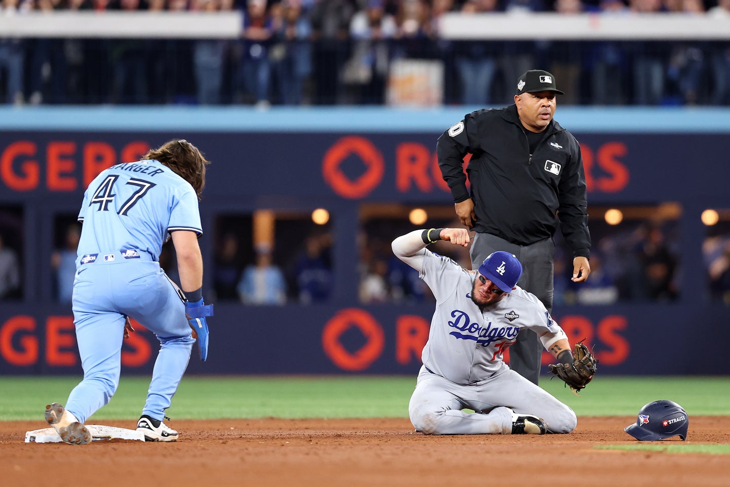 二塁手のロハス（右）。地味ながらも９回に好捕球で試合を締めくくり、派手なガッツポーズを出した。(C) Getty Images