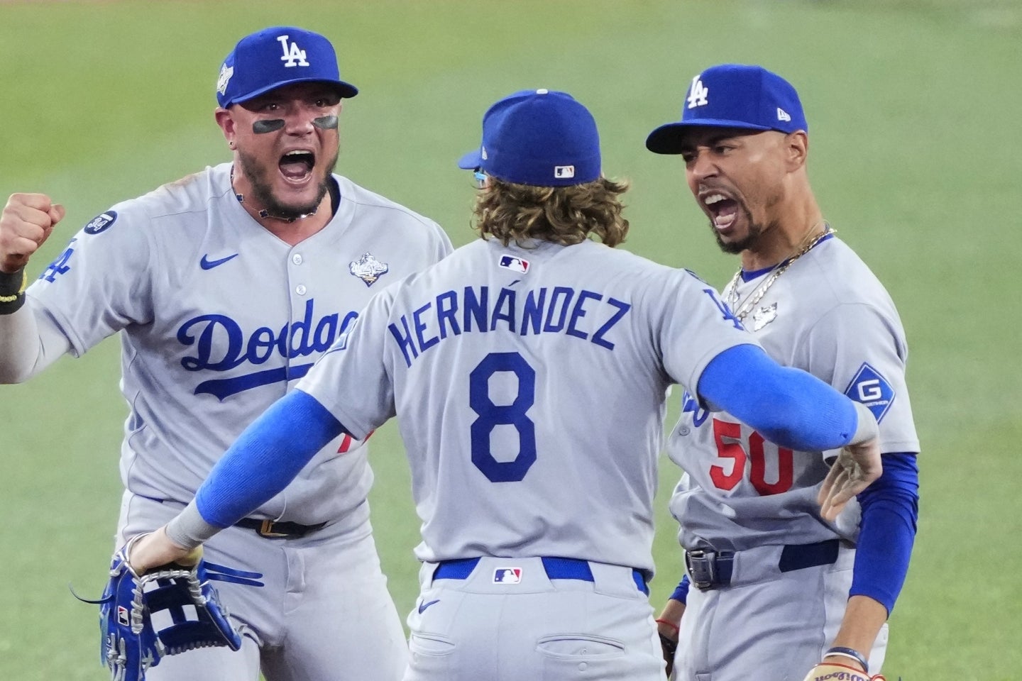 満塁のチャンスで適時打を放ったベッツ（右）。今ワールドシリーズの打点は、第６戦の25打席目が初めてだった。左はロハス、背番号８はキケ・ヘルナンデス。(C)Getty Images