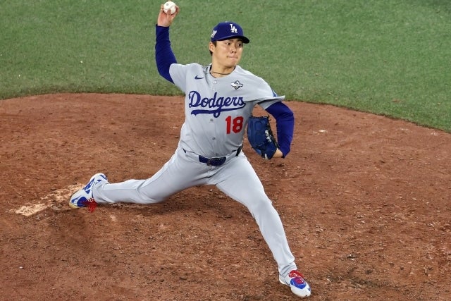 先発して勝ち投手になったWS第６戦に続き連投した山本。(C)Getty Images