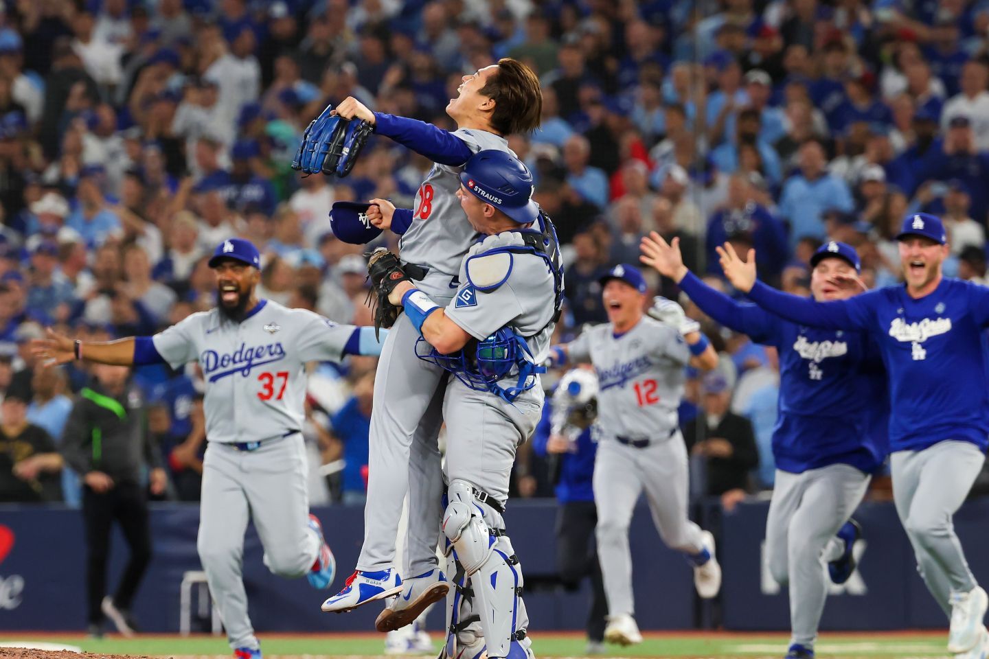 山本が９回途中から登板し、優勝投手となった。(C) Getty Images