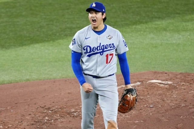 WS第７戦で「１番・DH兼投手」で懸命にプレーした大谷。(C)Getty Images