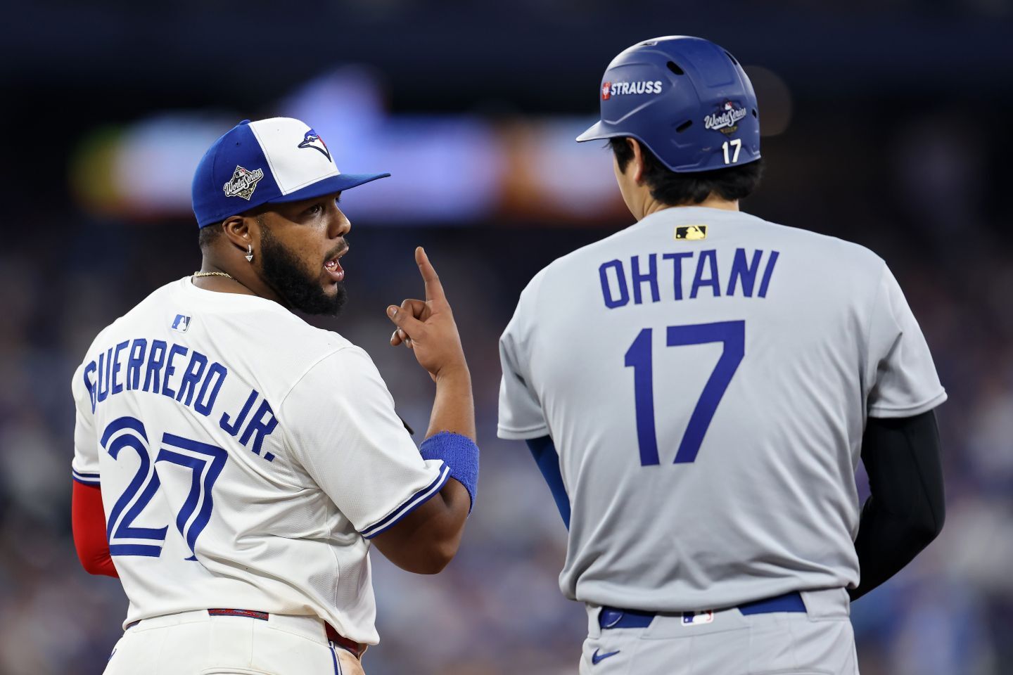 今回のワールドシリーズでもたびたび塁上での交流が見られたゲレーロJr.（左）と大谷（右）。(C) Getty Images