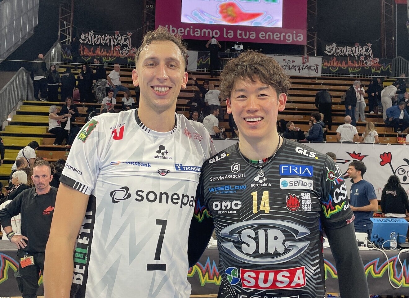 試合後、石川（右）は元イタリア代表MBアルベルト・ポーロと記念撮影に収まった。写真:佳子S.バディアーリ