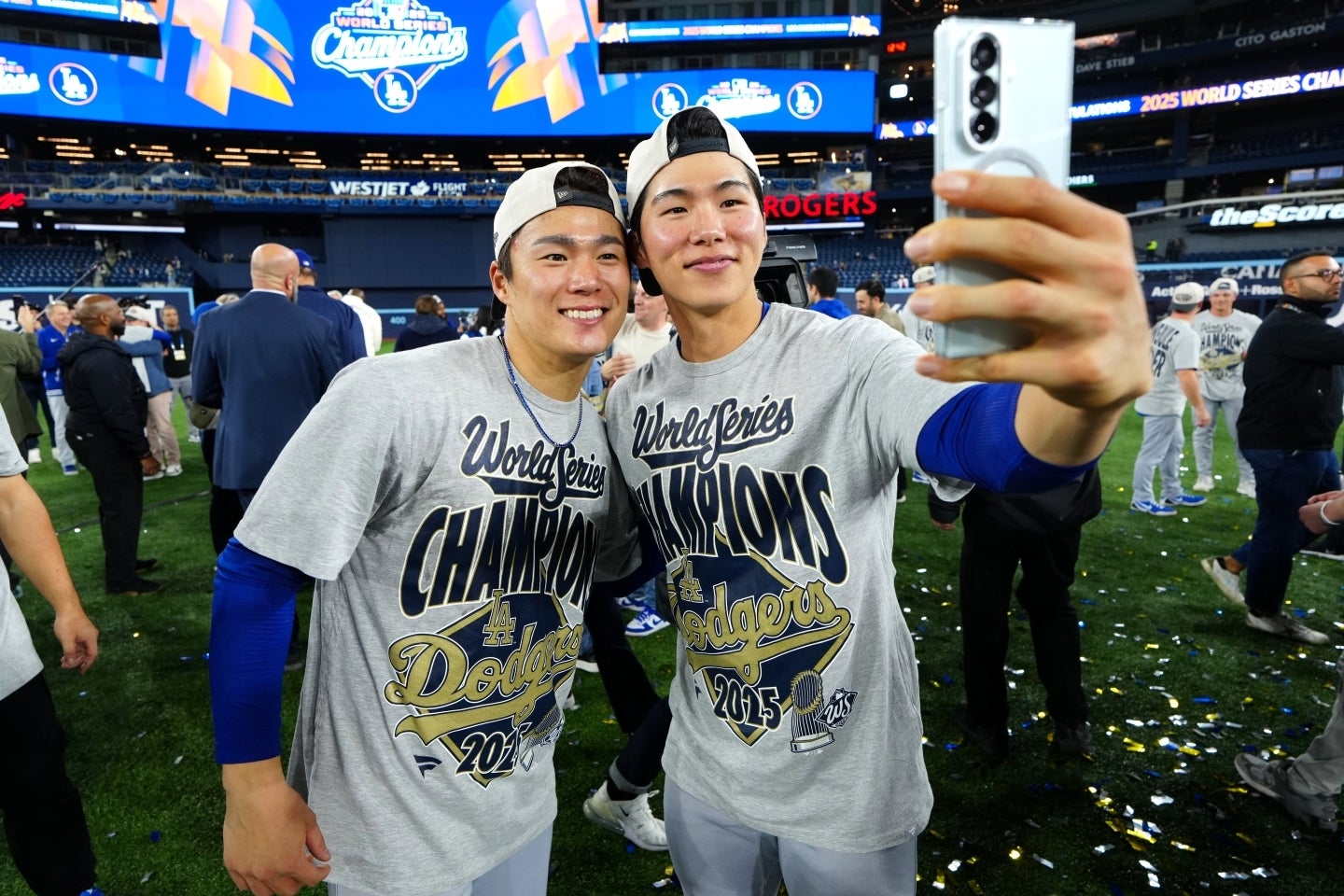 入団当初から仲が良かった山本（左）と記念撮影するキム・ヘソン（右）。２年目となる来季でのさらなる飛躍を誓った。(C)Getty Images