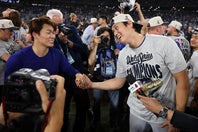 大谷（右）はSNSで大車輪の活躍をみせた山本（左）をイジった。(C) Getty Images