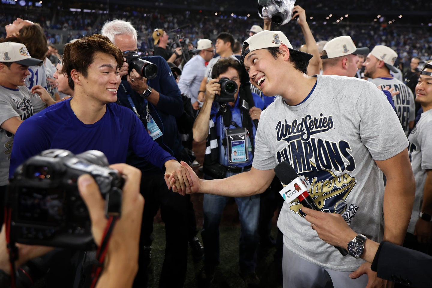大谷（右）はSNSで大車輪の活躍をみせた山本（左）をイジった。(C) Getty Images