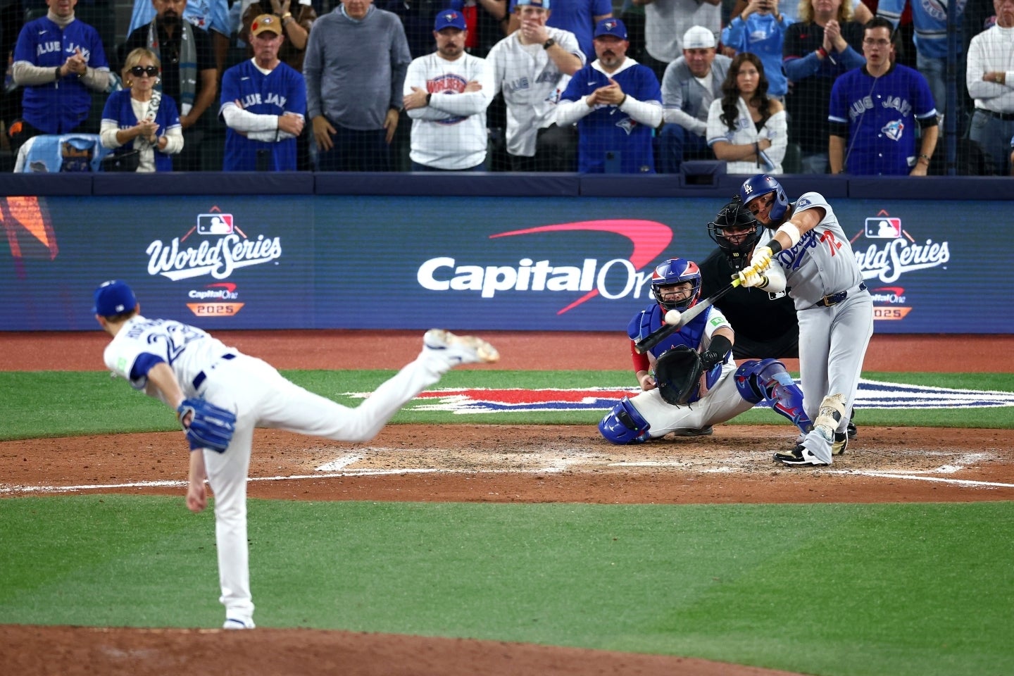 ホフマンの変化球をジャストミートするロハス。ブルージェイズ「勝利の方程式」を打ち砕く、まさに起死回生の同点弾だった。(C)Getty Images