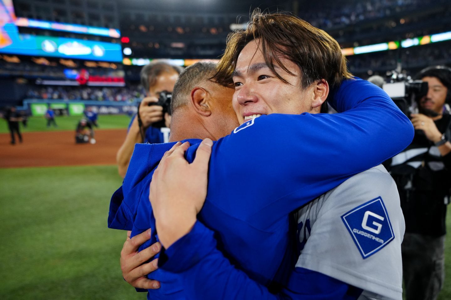 試合後に山本を熱い抱擁で労うロバーツ監督。(C) Getty Images