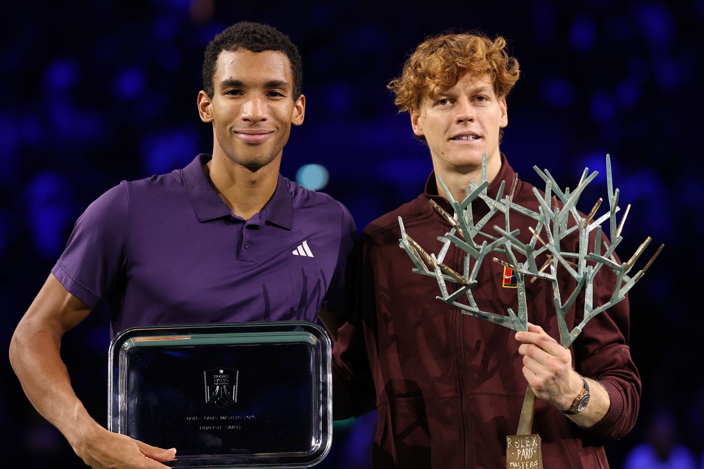 好調のオジェ-アリアシム（左）を相手に少ないチャンスをモノにしてパリ・マスターズ優勝を飾ったシナー（右）。世界１位の座も奪還した。(C)Getty Images