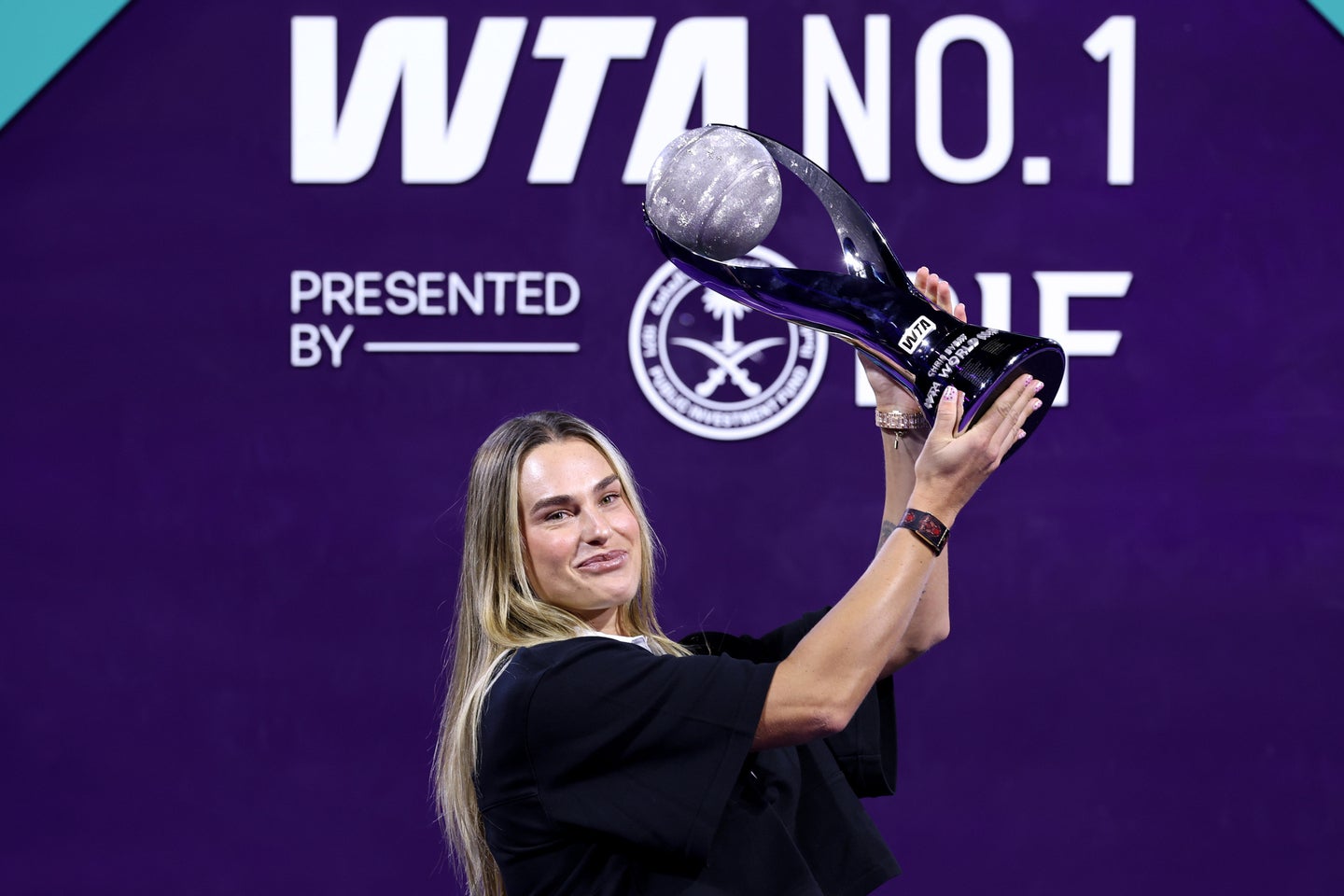 WTAランキング年間１位の表彰式でトロフィーを掲げるサバレンカ。(C)Getty Images