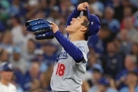 最後の打者を打ち取り喜ぶ山本。(C)Getty Images