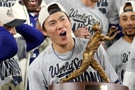 ワールドシリーズで３勝を挙げてMVPを受賞した山本。(C)Getty Images