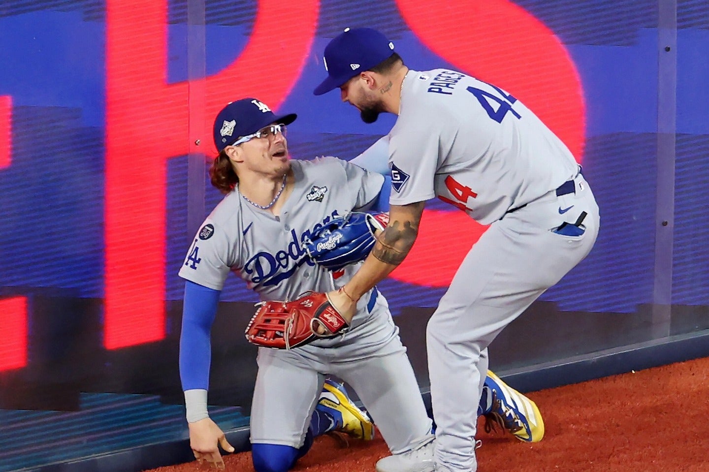 パヘス（右）と交錯したK・ヘルナンデス（左）。世界一へ望みがつながったと知ると笑顔を見せた。(C) Getty Images