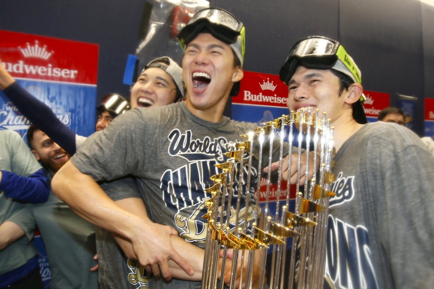 大谷と佐々木に抱えられて歓喜を爆発させる山本（中央）。記録にも記憶にも残る活躍をみせた。(C)REUTERS/AFLO