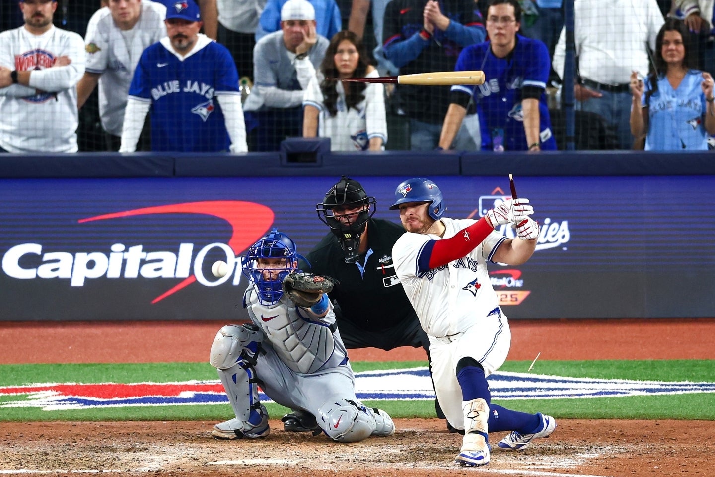 ブルージェイズ最後の打者となったのはポストシーズンで異彩を放ってきたカーク。無残に砕けたバットはその後――。(C)Getty Images