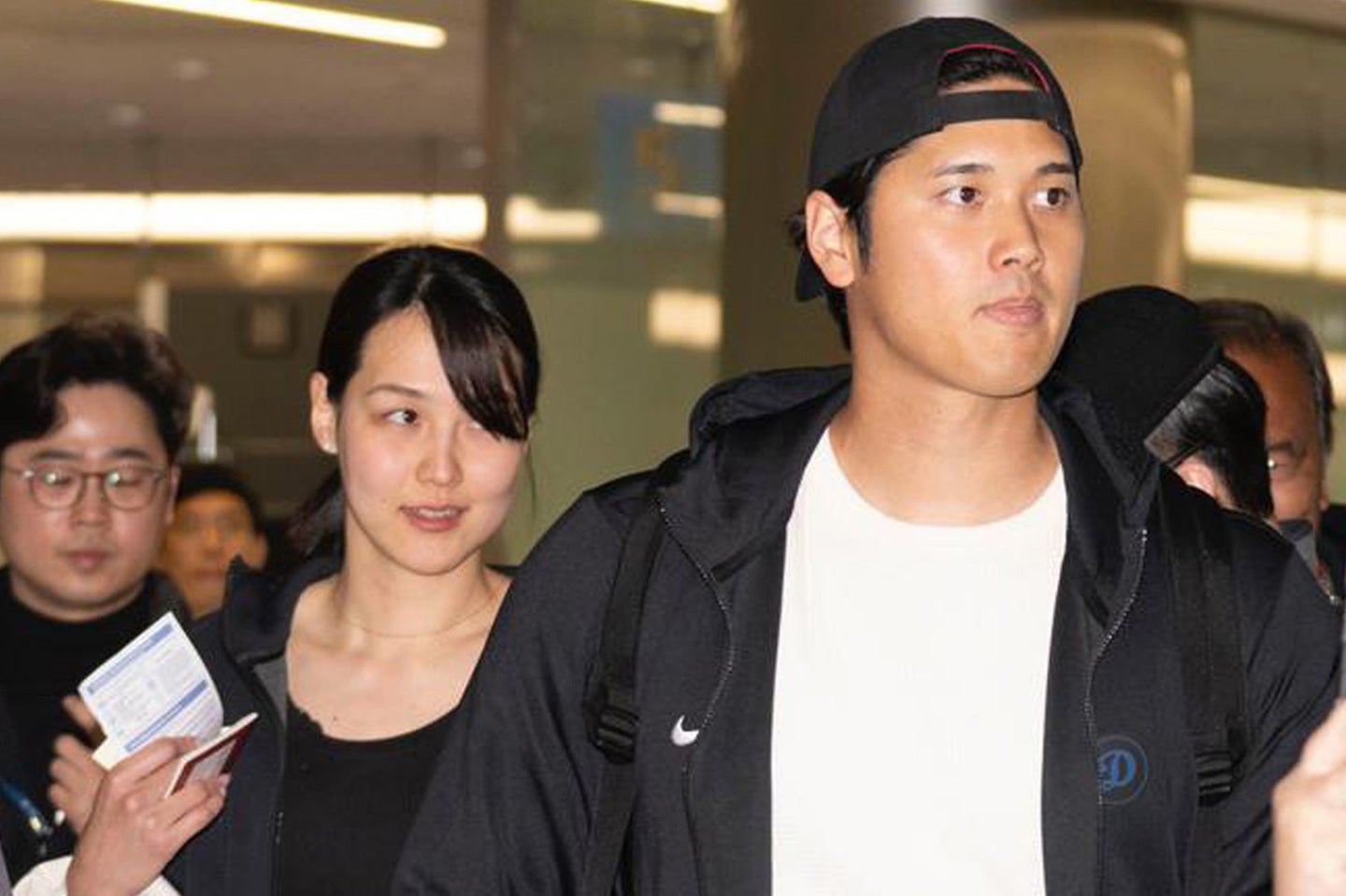 ２年連続の世界一を祝うパレード前のドジャースの大谷翔平（右）と妻・真美子さん（左）の様子が地元レポーターに目撃された。（C）Getty Images