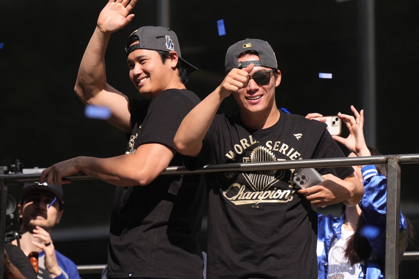 ワールドシリーズMVPを受賞した山本。大谷とともに優勝パレードを楽しんだ。(C)REUTERS／AFLO