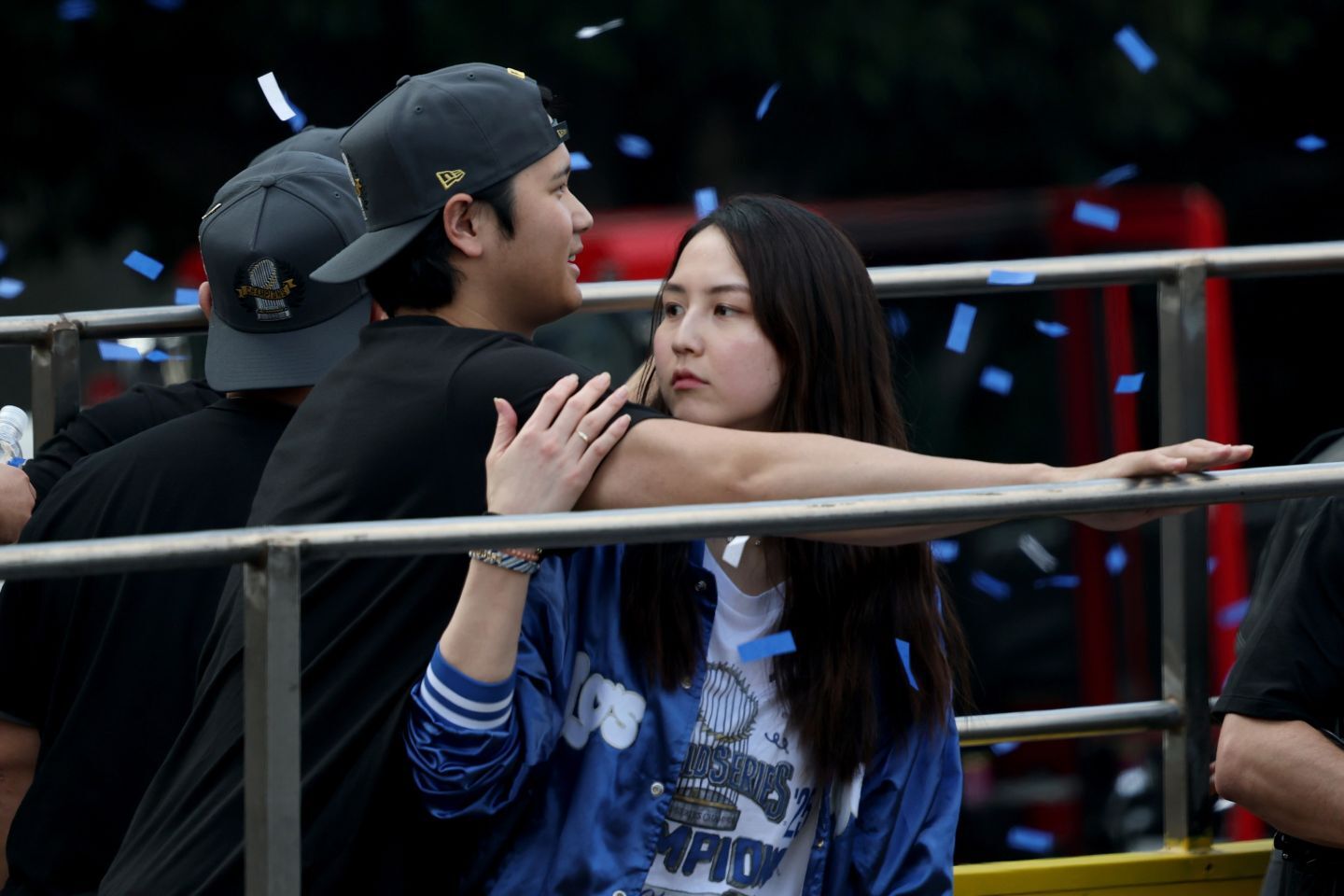 優勝パレードで寄り添う大谷翔平と妻の真美子さん。(C) Getty Images