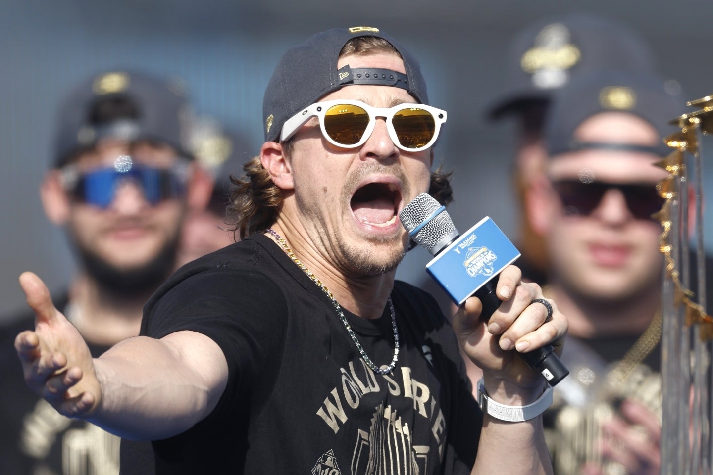 優勝パレードでファンへの感謝を口にしたK・ヘルナンデス。(C)Getty Images