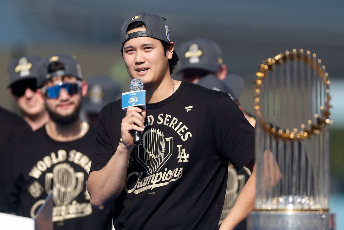 WS２連覇を成し遂げたドジャースの大谷。英語でスピーチした。(C) Getty Images