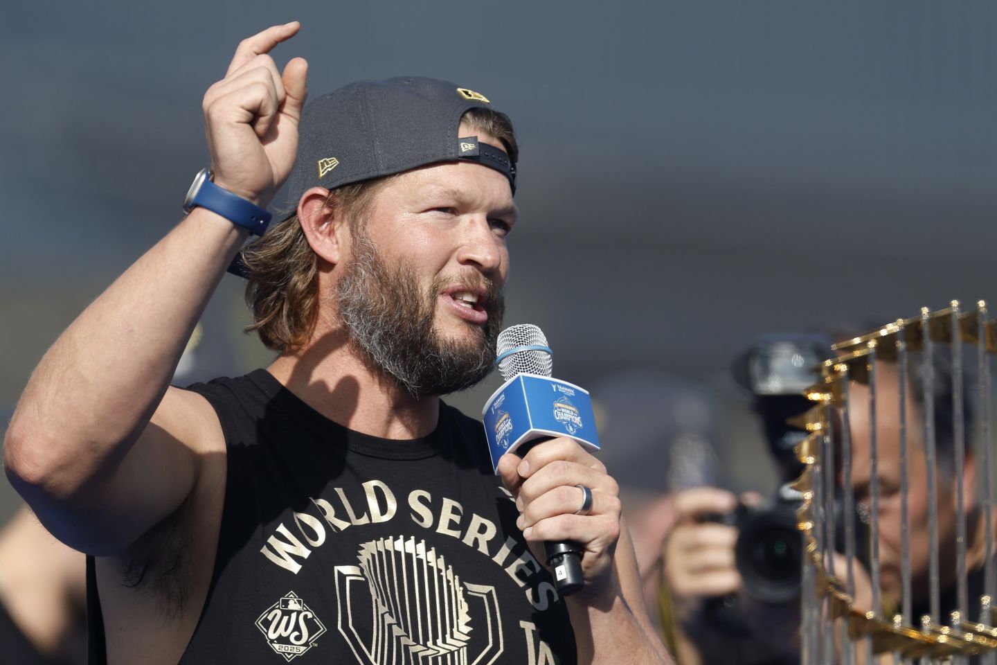 カーショウが涙ながらに周囲への感謝を語った。(C) Getty Images