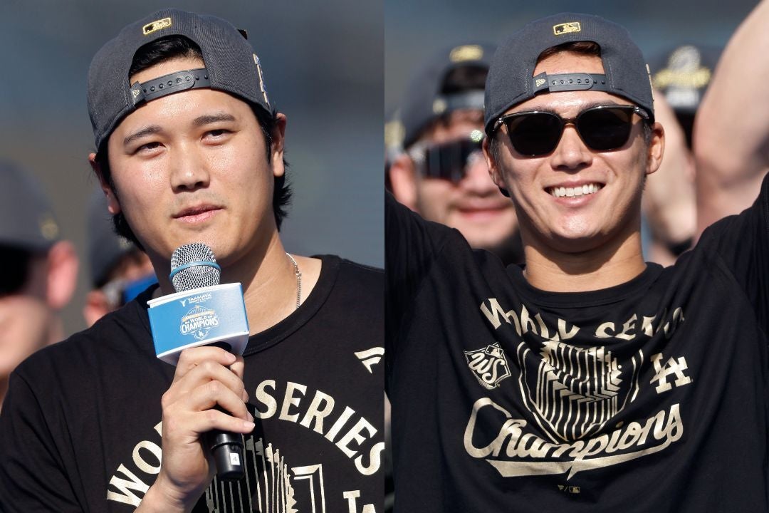 優勝パレード後に、ドジャー・スタジアムでのセレモニーに参加した大谷（左）と山本（右）。（C）Getty Images