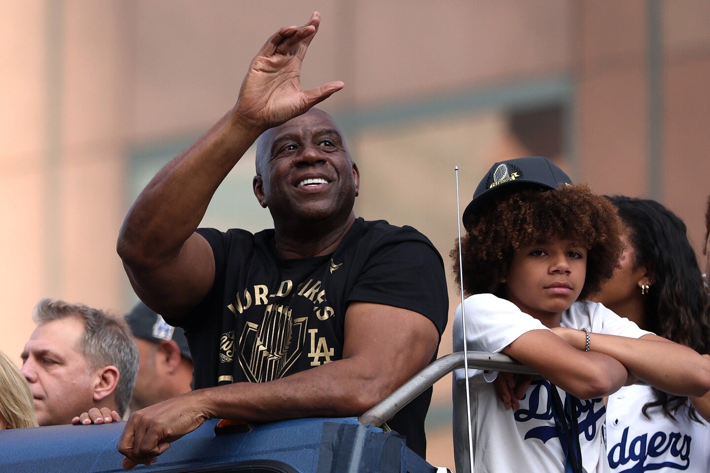 ドジャースの共同オーナーを務めるNBAレジェンドのマジックが、優勝パレードとセレモニーに参加した。(C)Getty Images